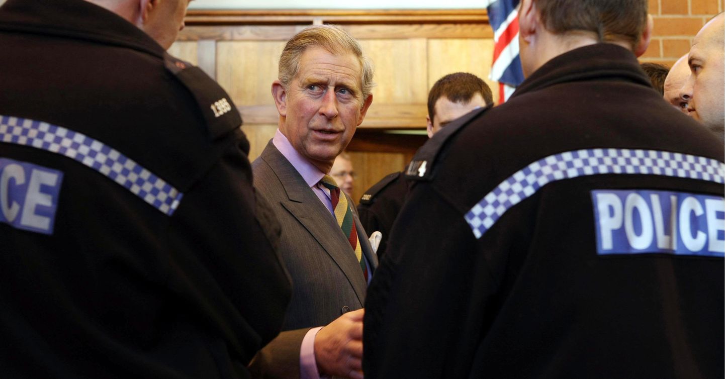 Prints Charles 2008. aastal politseinikega.