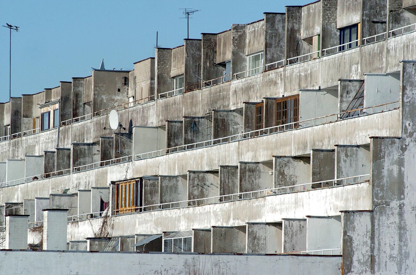 Eraldi peatüki Eesti 1970. aastate arhitektuuris moodustavad Toomas Reinu loomingus Pärnu KEKile projekteeritud hooned, kus dominandiks on kolmveerand kilomeetrit pikk terrassmaja Kuldne Kodu.