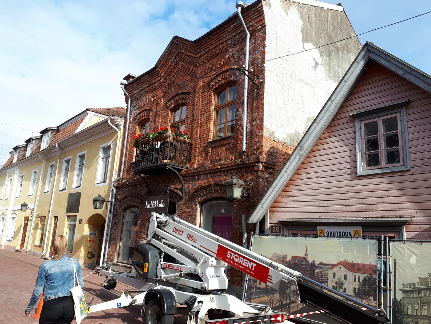 Rüütli 18 majal tehakse katuse avariitöid.