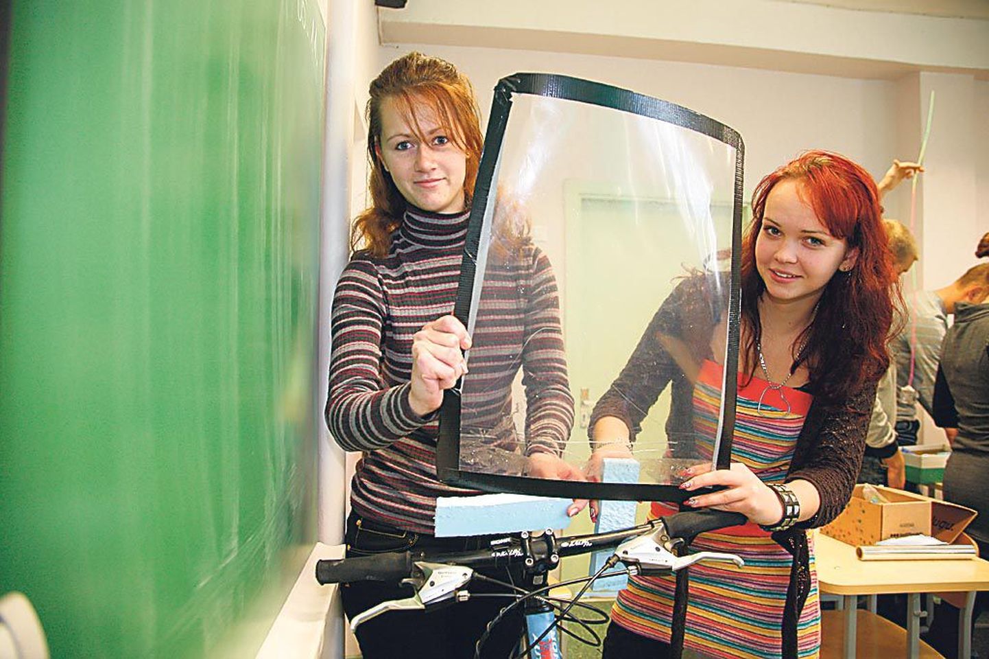 Merilin Akimutina (vasemal) ja Mirell Jakobson nuputasid ratturi tarvis kokkupakitava katte.