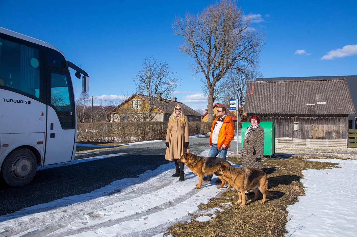 Valgma külaseltsi liikmed Tuuli Klementa (vasakult), Andres Kivilaid ja Reet Muru on seda meelt, et elavad väärt külas, kus elu saab minna nüüd vaid paremaks.