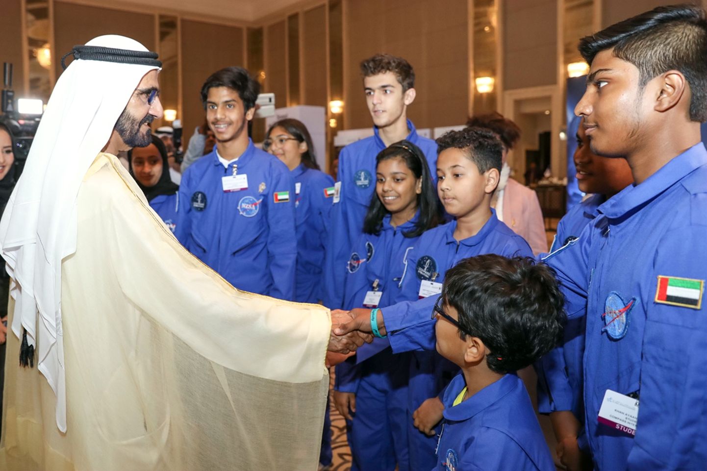 Araabia Ühendemiraatide asepresident ja Dubai valitseja Šeik Mohammed bin Rashid al Makhtoum kohtumas Ühendemiraatide õpilastega kosmoseprogrammi avamisel.