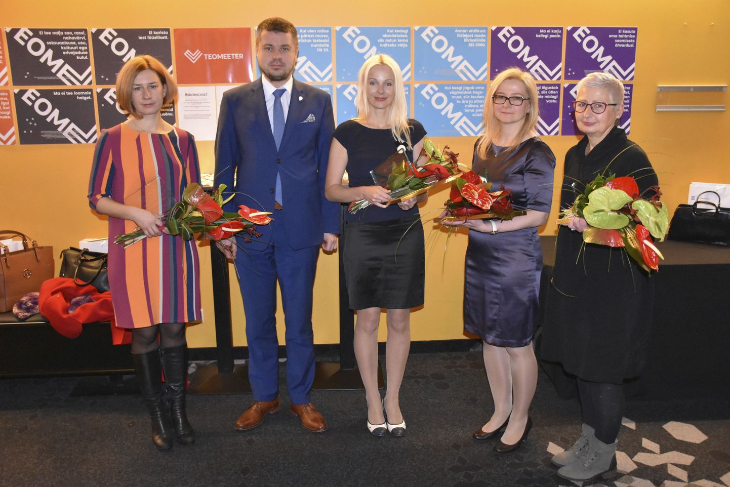 Esmaspäeval tunnustuse vastu võtnud vägivallaennetajad Lavly Perling (vasakult), Mariana Saksniit, Merle Albrant ja Margo Orupõld, keskel justiitsminister Urmas Reinsalu.