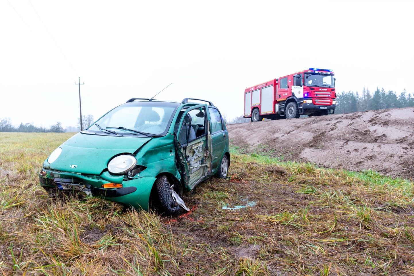 Neljapäeva keskpäeval sai häirekeskus teate, et Viljandimaal Viljandi–Rõngu tee 17. kilomeetril põrkas kokku kaks autot.