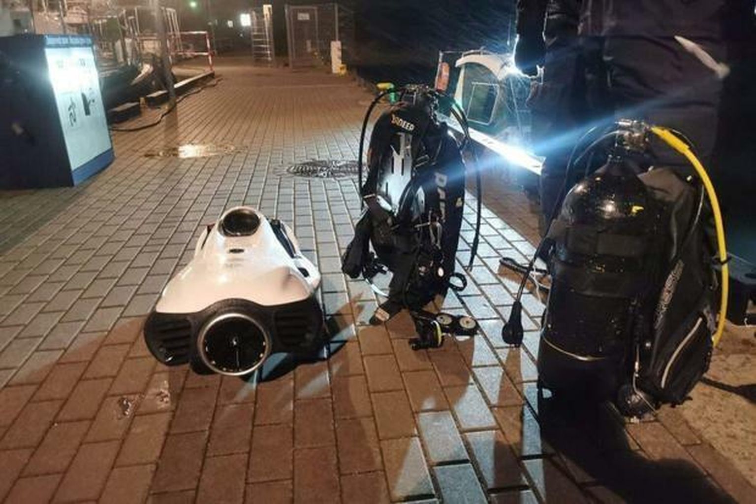 Paadist leitud sukeldumisvarustus ja motoriseeritud veealune sõiduk. Poola meedia spekuleerib, et tegemist võis olla spioneerimiskatsega. FOTO: Poola Politsei