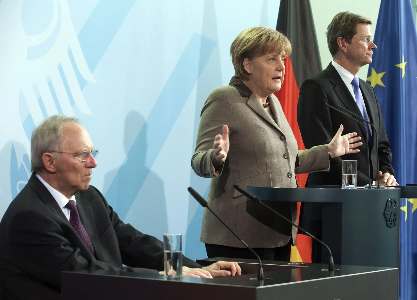 Saksamaa rahandusminister Wolfgang Schäuble (vasakult), kantsler 
Angela Merkel ja välisminister Guido Westerwelle täna uuest keskpanga presidendist teada andval pressikonverentsil.