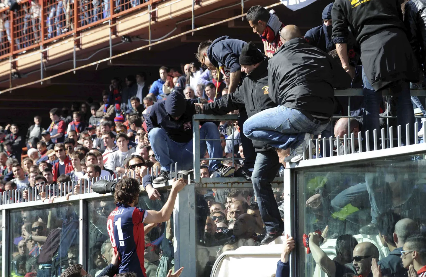 Genoa mängija Giuseppe Sculli fännidega läbirääkimisi pidamas.
