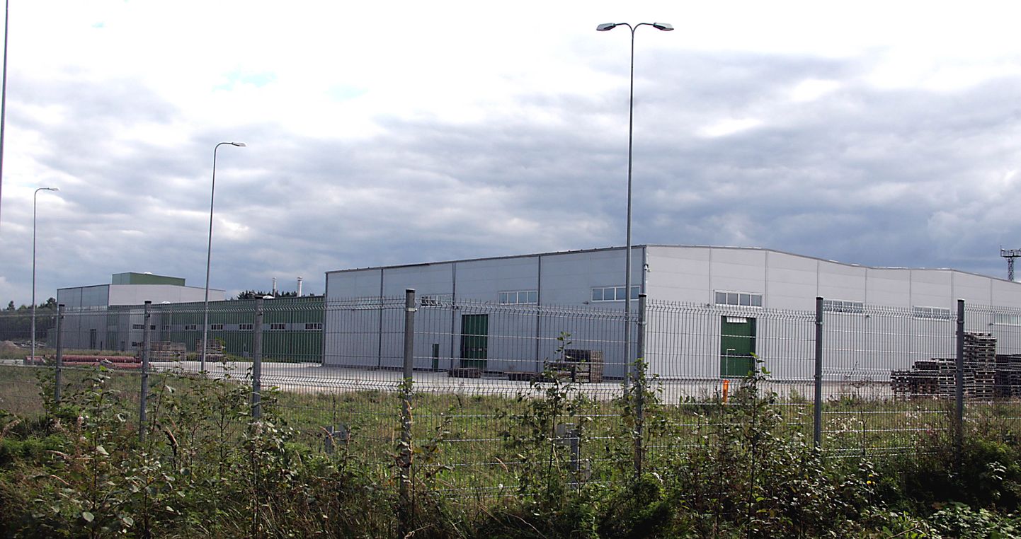 Запущенный в 2009 году завод перешел в руки нынешнего собственника в 2011 году. Теперь предприятие "Nordic Fibreboard" сообщило, что закроет завод в Пюсси в конце марта.