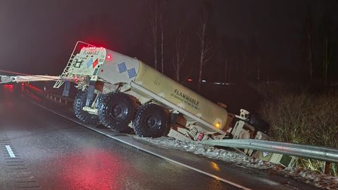 FOTOD ⟩ Põlvamaal teelt välja sõitnud kütuseveoki väljatõmbamiseks läks vaja kolme puksiiri