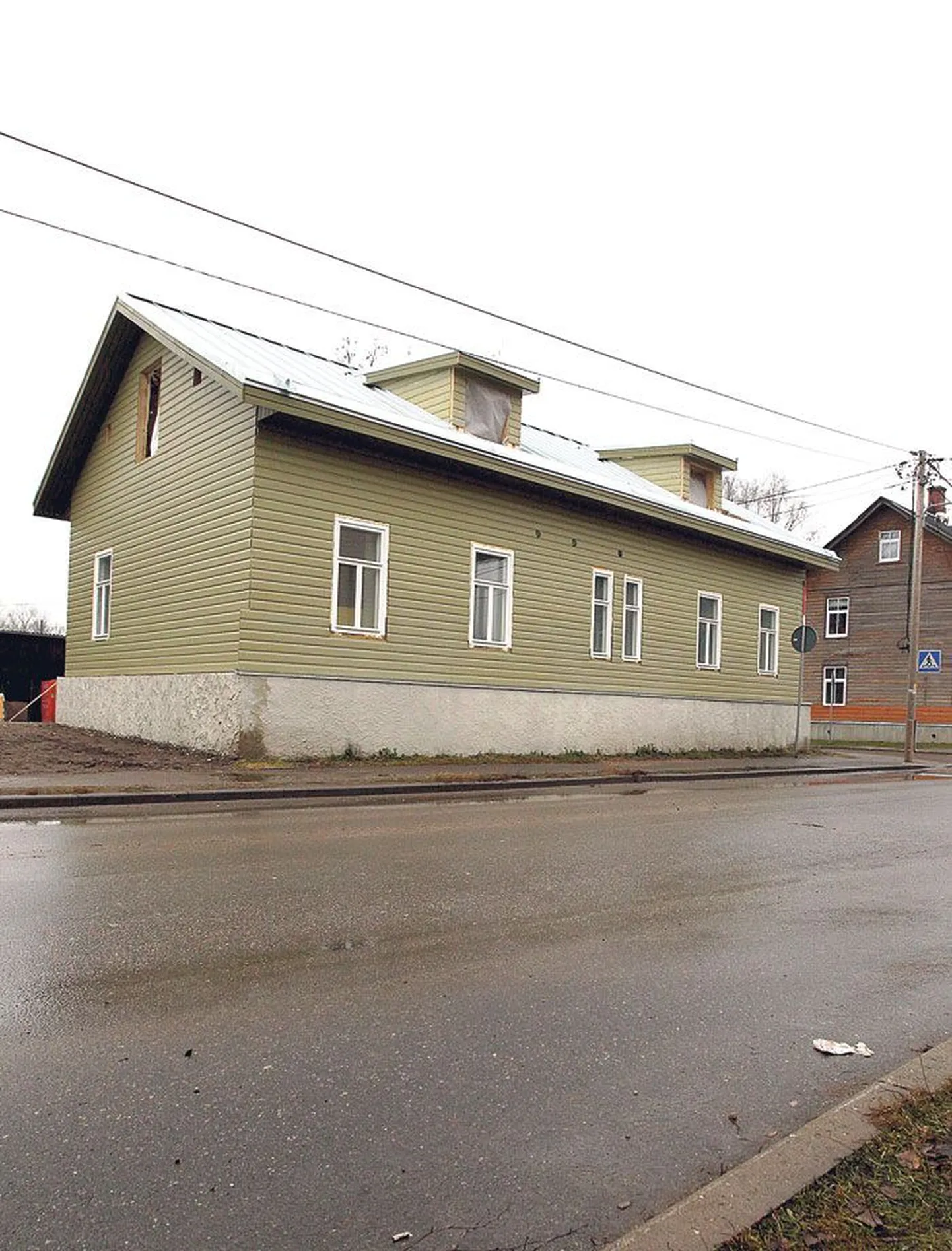 Detailplaneeringu järgi tuleb Marja 26 maja välisilme säilitada, katuseväljaehitised pole lubatud. Ometi on linnavalitsus nende ehitamist lubanud (pildil uuenenud maja).