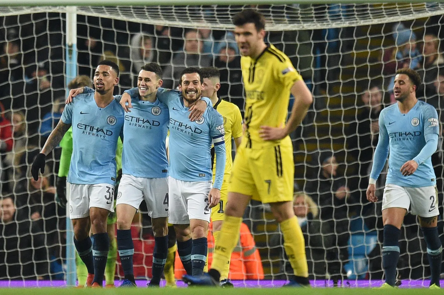 Manchester City jalgpallimeeskonna liikmed Gabriel Jesus (vasakult), Phil Foden ja David Silva korraldasid Inglismaa liigakarika poolfinaalmängus tõelise väravapeo. Neist esimene sai kirja koguni neli tabamust.