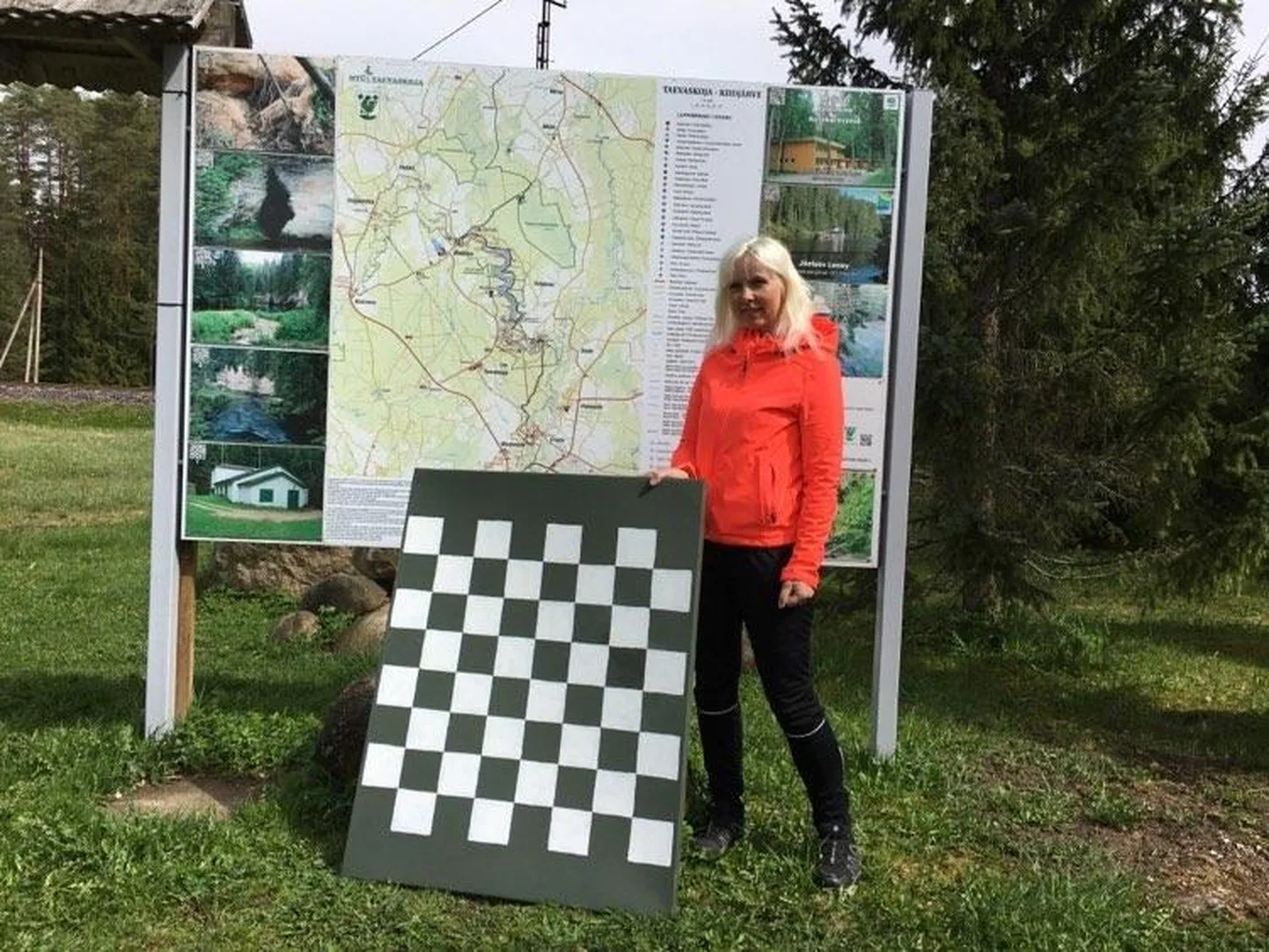 Avalik malelaud Taevaskojas sai Epp Metsaluige kaasabil uue kuue.