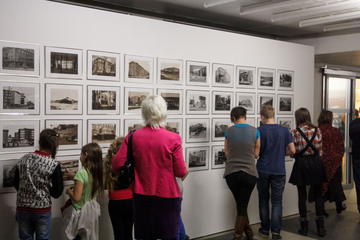 Valga kultuuri- ja huvialakeskuses avatud rändnäitusel «Kohatu» püüab juba vestibüülis külastajate pilke Tõnis Saadoja akvarelliseeria «Kodulinn Tallinn», mis koosneb 93 tööst.