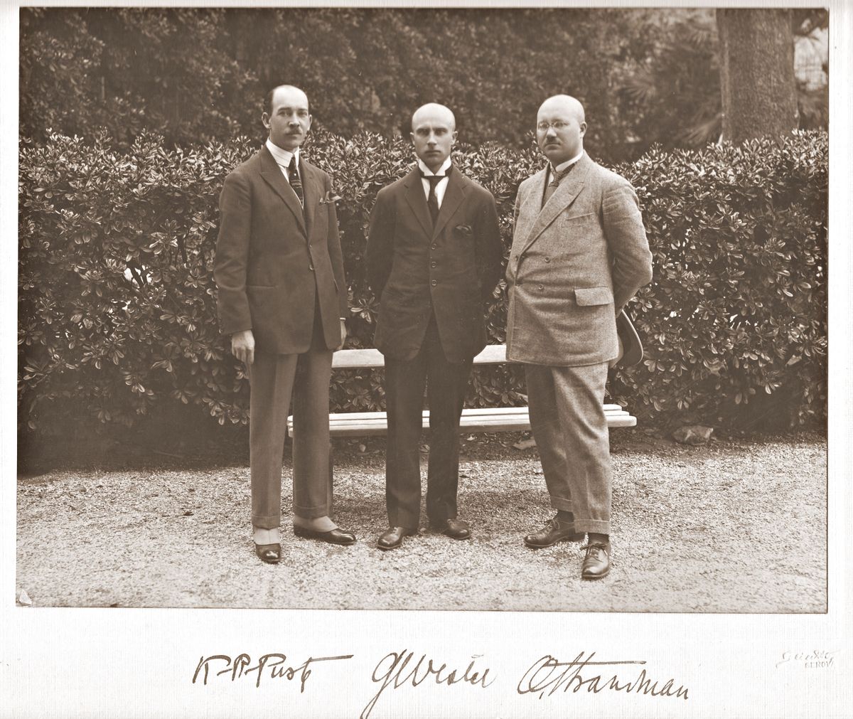 Eesti esindajad rahvusvahelisel majandus- ja rahanduskonverentsil Genovas kevadel 1922.Vasakult: Karl Robert Pusta, Georg Vestel ja Otto Strandman