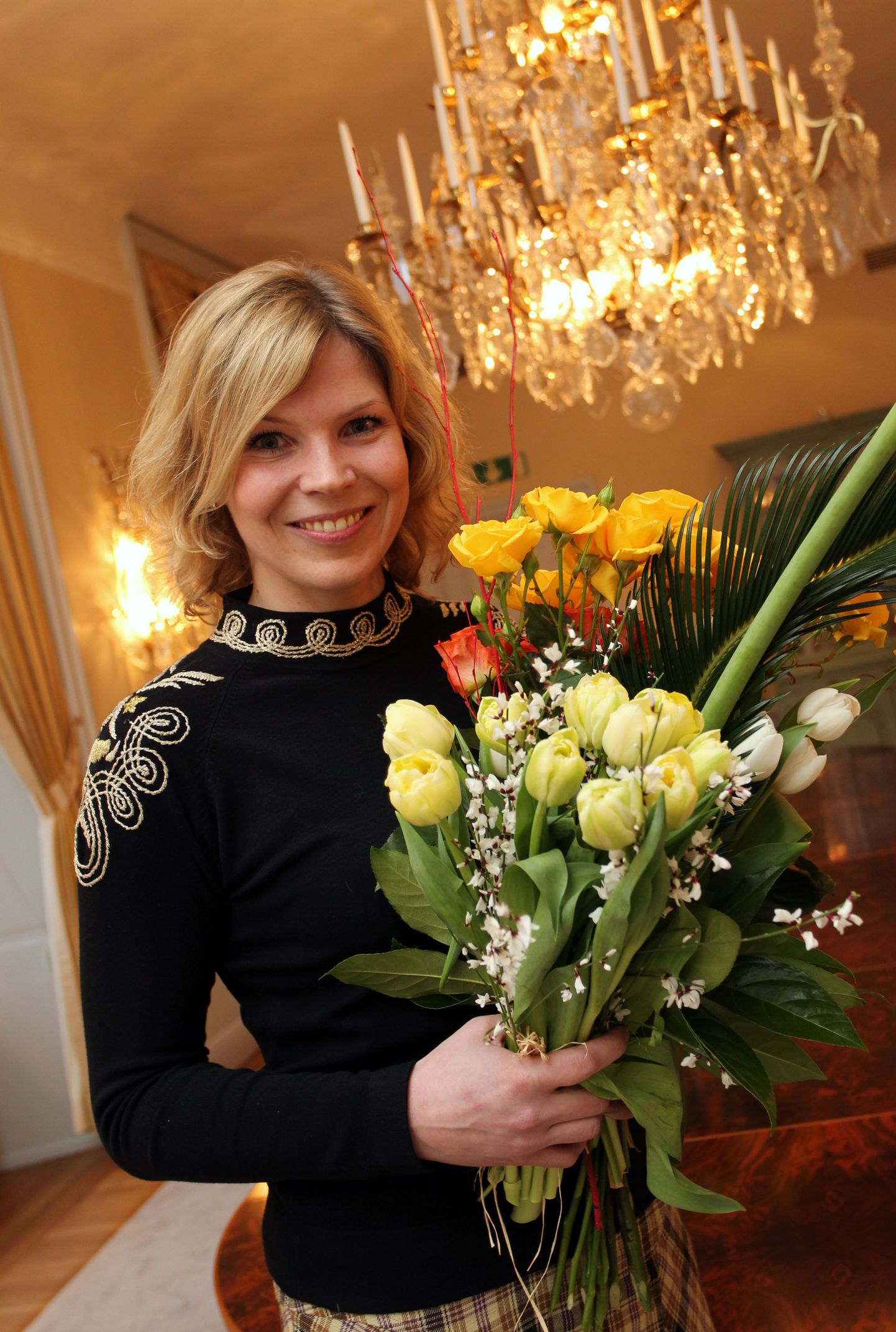 Postimehe ajakirjanik Tuuli Koch Bonnieri preemiat 2011. aastal vastu võtmas.