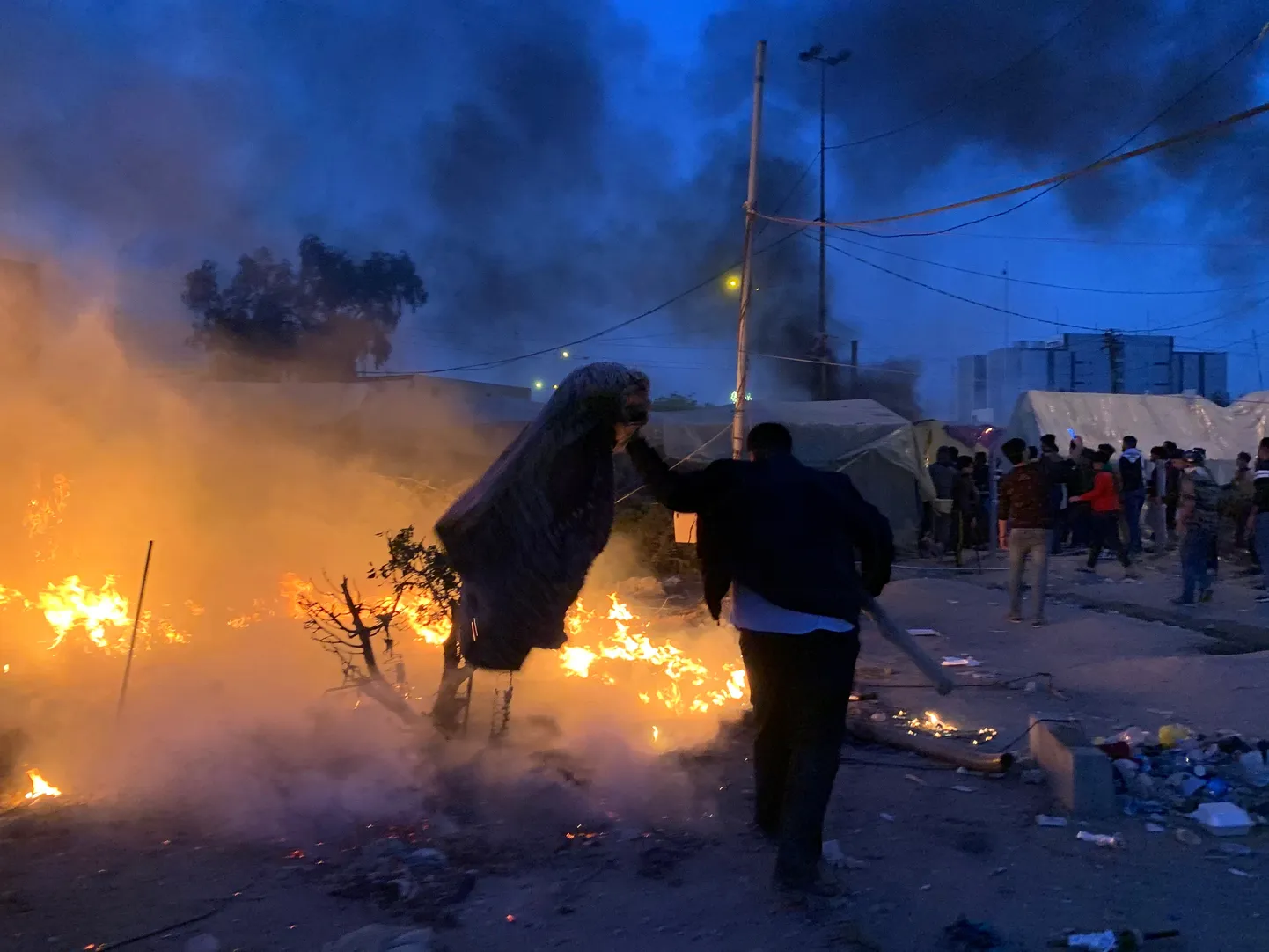 Najafis pärast Moqtada al-Sadri toetajate rünnakut valitsusvastaste telklaagrile.