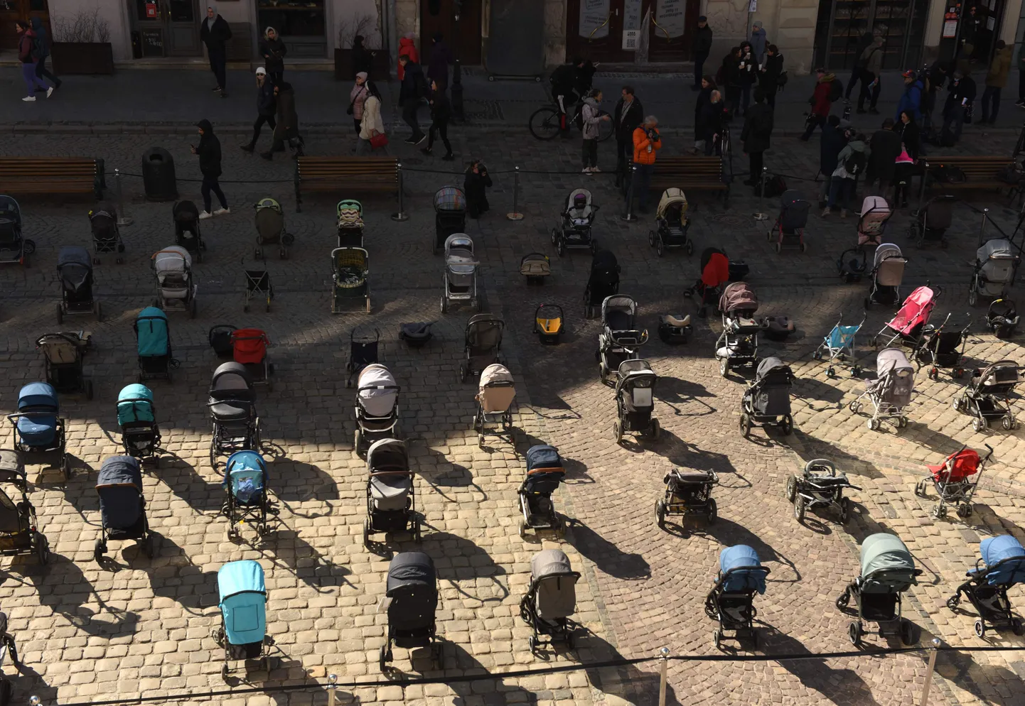 109 tühja lapsekäru Lvivi keskväljakul.