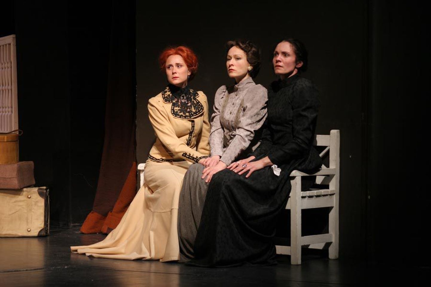 Ugala lavastuse kolm õde Kadri Lepp (vasakult) Irina, Liina Olmaru Olga ja Triinu Meriste Mašana otsekui rõhutavad klassika ajatust.