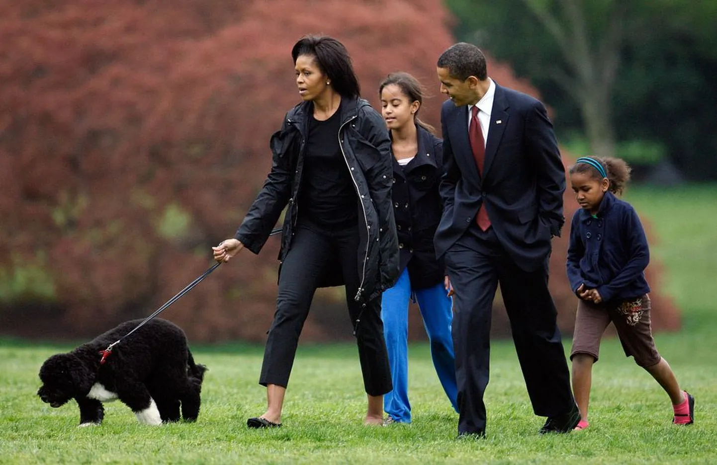 Michelle, Sasha, Barack ja Malia Obama jalutamas Ameerika Ühendriikide uut esikoera Bo’d.