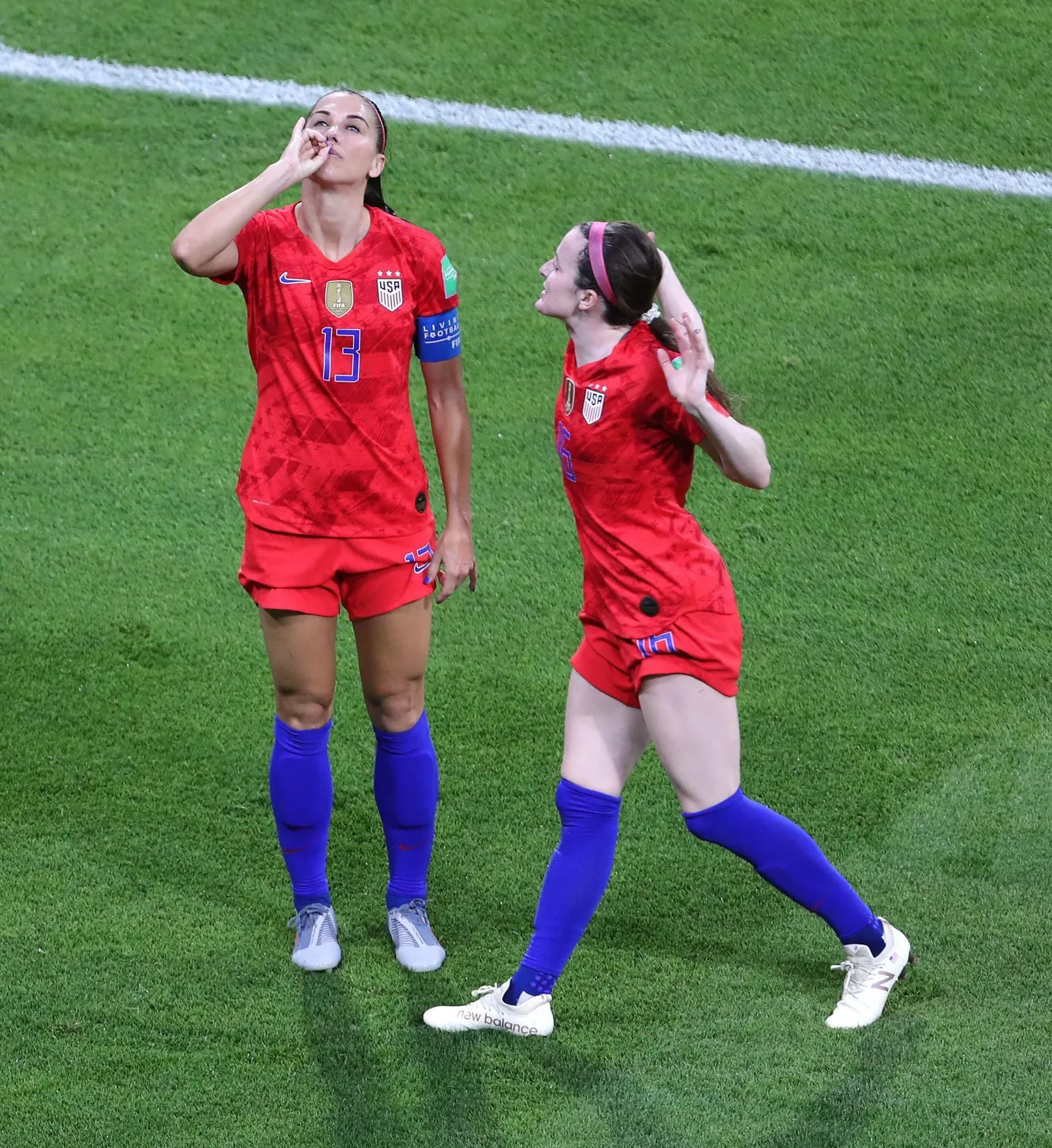 USA koondise nimekaim mängija Alex Morgan lõi poolfinaalis Inglismaa vastu naiskonna võiduvärava ning tähistas seda teejoomise žestiga.