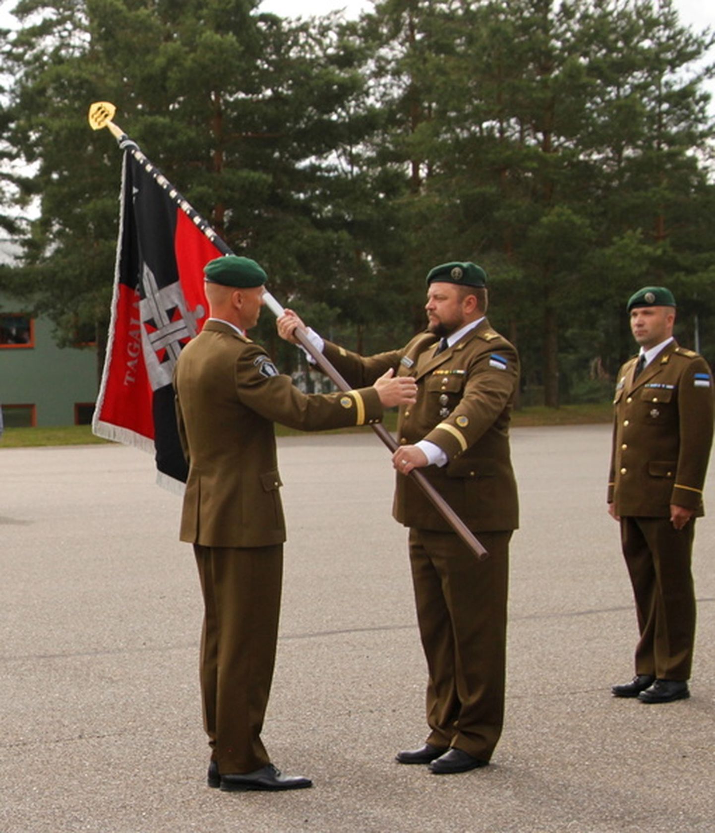 2. jalaväebrigaadi ülem Tarmo Tameri andis tagalapataljoni uuele juhile Kalmer Kruusile üle väeosa lipu.