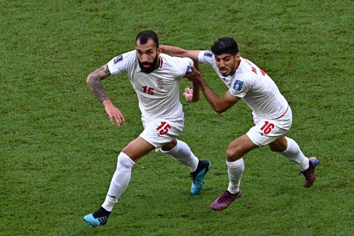 Roozbeh Cheshmi (number 15) tähistamas ajaloolist väravat.