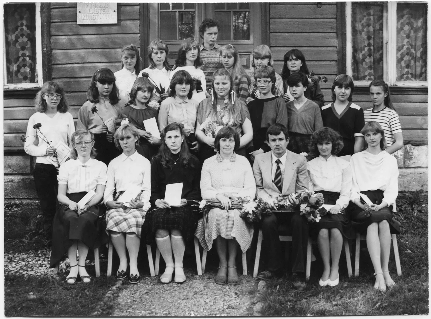 VÄLJALEND: Esimesest reas (vasakult) Kaire Ley, Irene Talu (Kiil), Tiina Saar (Kull), õpetaja Ilme Maripuu, direktor Rein Eskel, Tiina Tamm-Loodus, Terje Noot (Truumaa).

Teises reas Sveta Rodionova, Anu Abna (Ritson), Jana Hint, Terje Avik (Kukk), Ingrid Lillepõld, Edit Lindau (Annusver), Ene Haamer (Schultz), Kaie Nõmm, Jaana Paomees.

Ülemises reas Thea Jurkatam, Urve Saar (Salm), Inna Metshein, Ruth Peirumaa, Kersti Liigsoo (Tuuling), Maiga Tamm. Kõige ülal Priit Sannik.