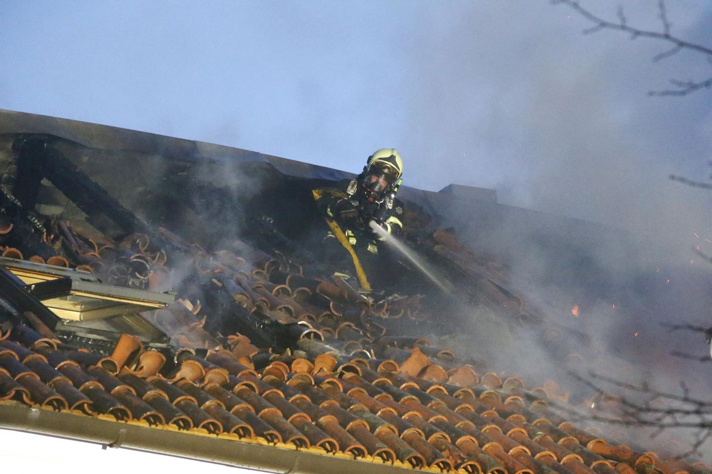 Aprillis tuli päästjatel kustutada suurt tulekahju Tartu südalinnas, kui põlema läks Kompanii 10 maja ülemine korrus. 