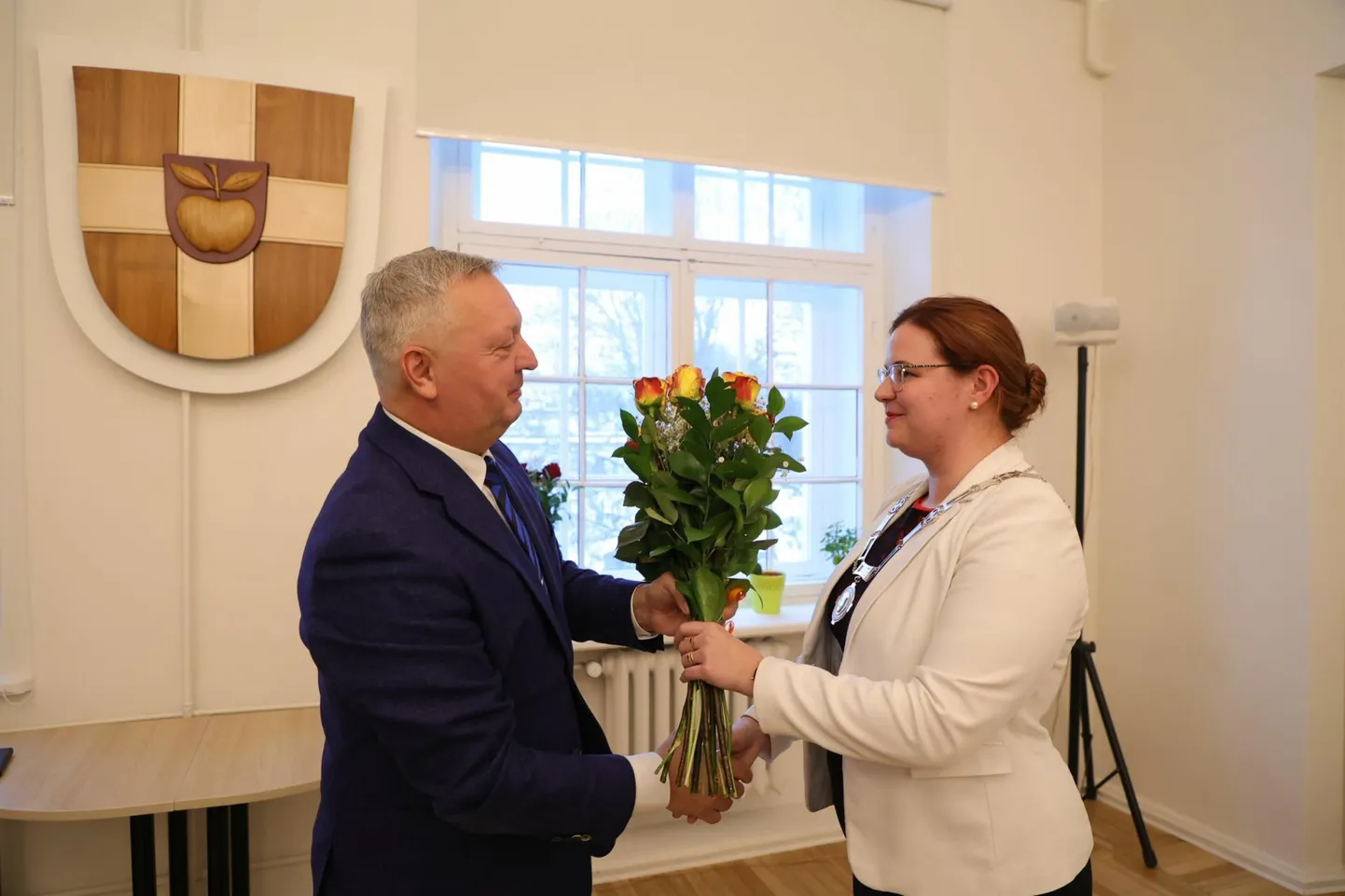 Türi vallavolikogu esimees Andrus Eensoo ulatas vallavanemaks valimise puhul Kati Nõlvakule lillekimbu kolm kuud tagasi. Suure tõenäosusega hääletatakse nad nädala pärast oma kohtadelt maha.