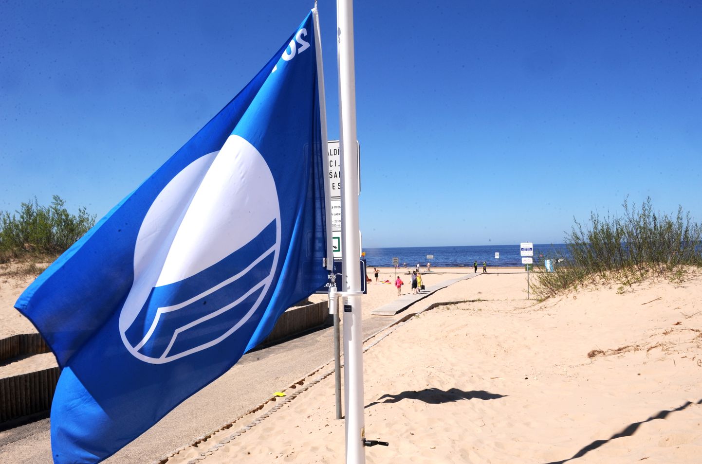 Vakarbuļļu pludmalē ceturto gadu pēc kārtas pacels Zilais karogs.