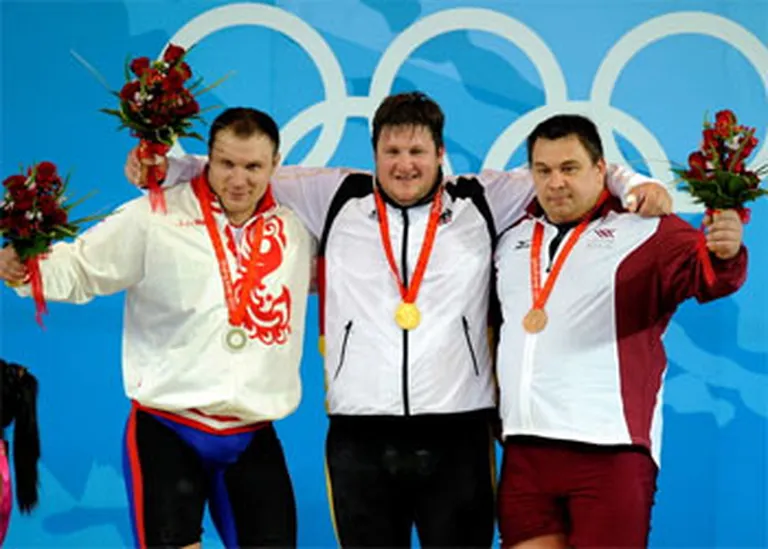 Goda pjedestāls svarcelšanā svara kategorijā virs 105 kg. No kreisās uz labo - Jevgeņijs Čigiševs, Viktors Ščerbatihs un čempions Matiass Šteiners. 