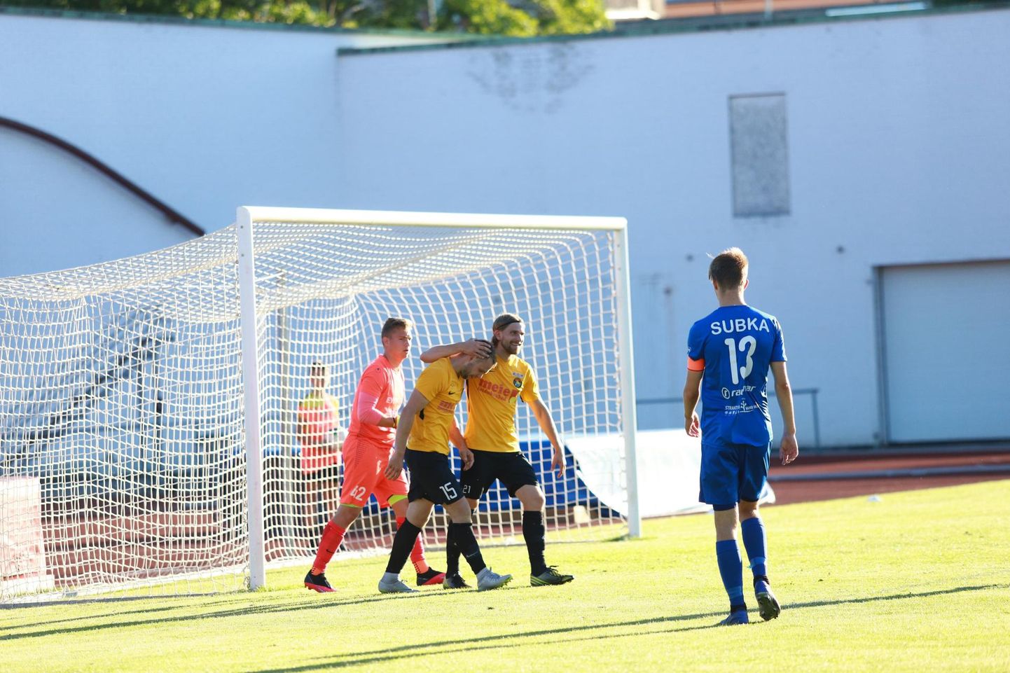 Rakvere jalgpalliklubi Tarvas mängijad (kollases) avasid Eesti meistrivõistlustel kauaoodatud punktiarve. Väravaid löödi hooaja esimeses võidumängus peaaegu sama palju kui seni peetud 16 matšis kokku.