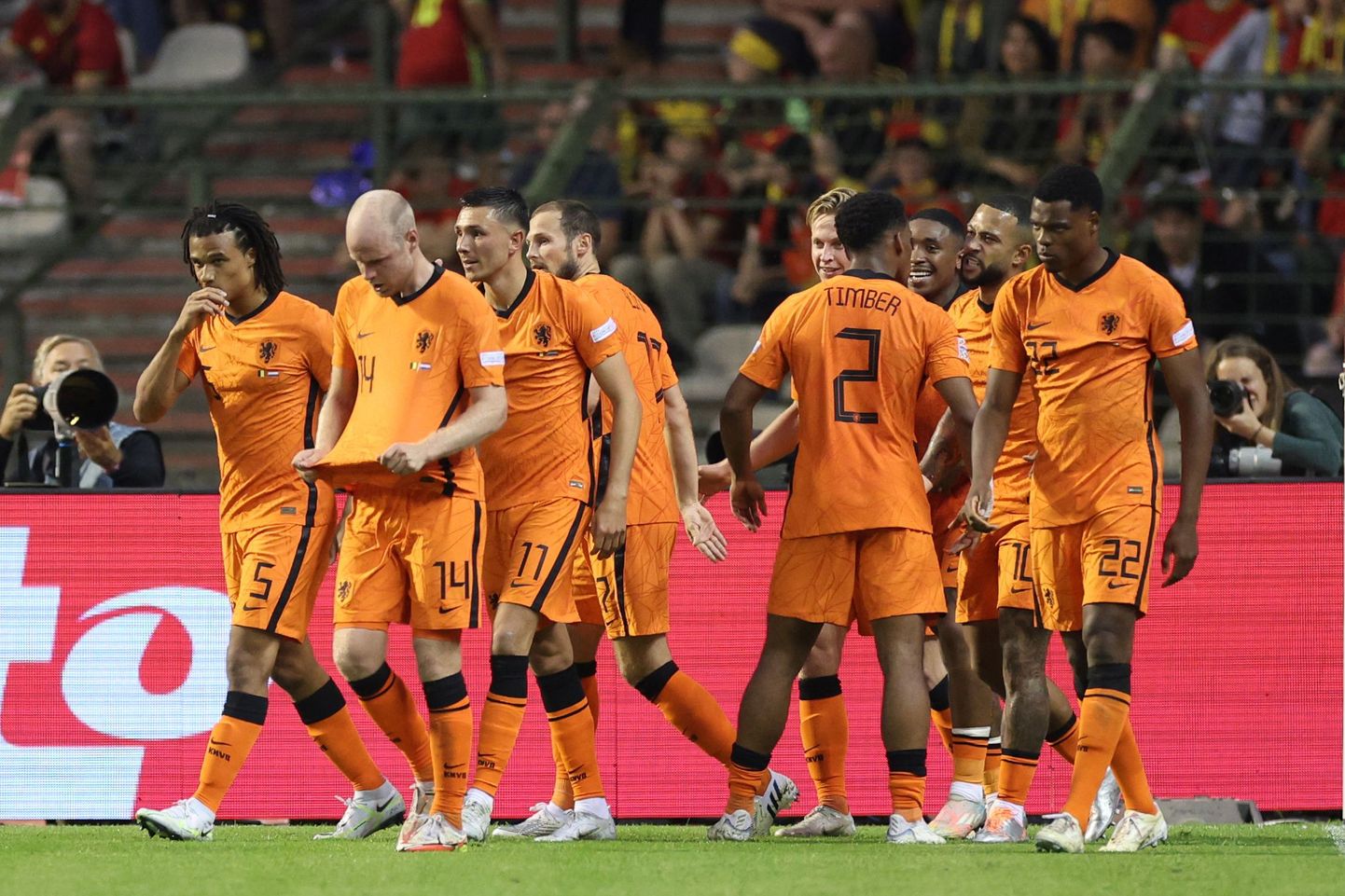 Hollandi jalgpallikoondislased väravat tähistamas.