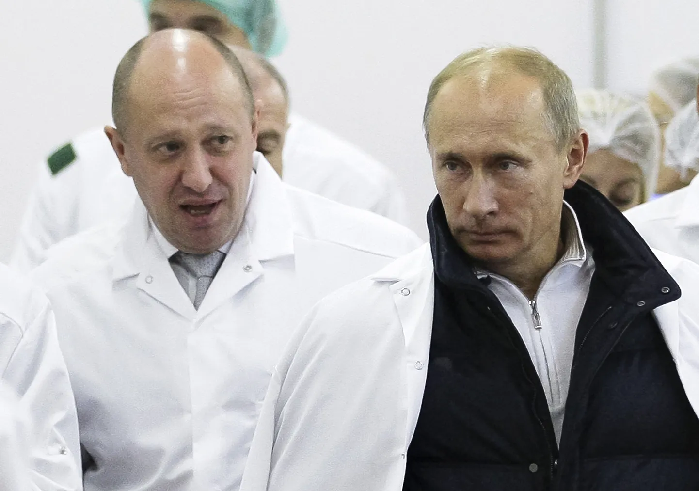 Шеф ЧВК Вагнера Евгений Пригожин и президент России Владимир Путин в 2010 году, когда «повар Путина» активно осваивал рынки питания школьников.