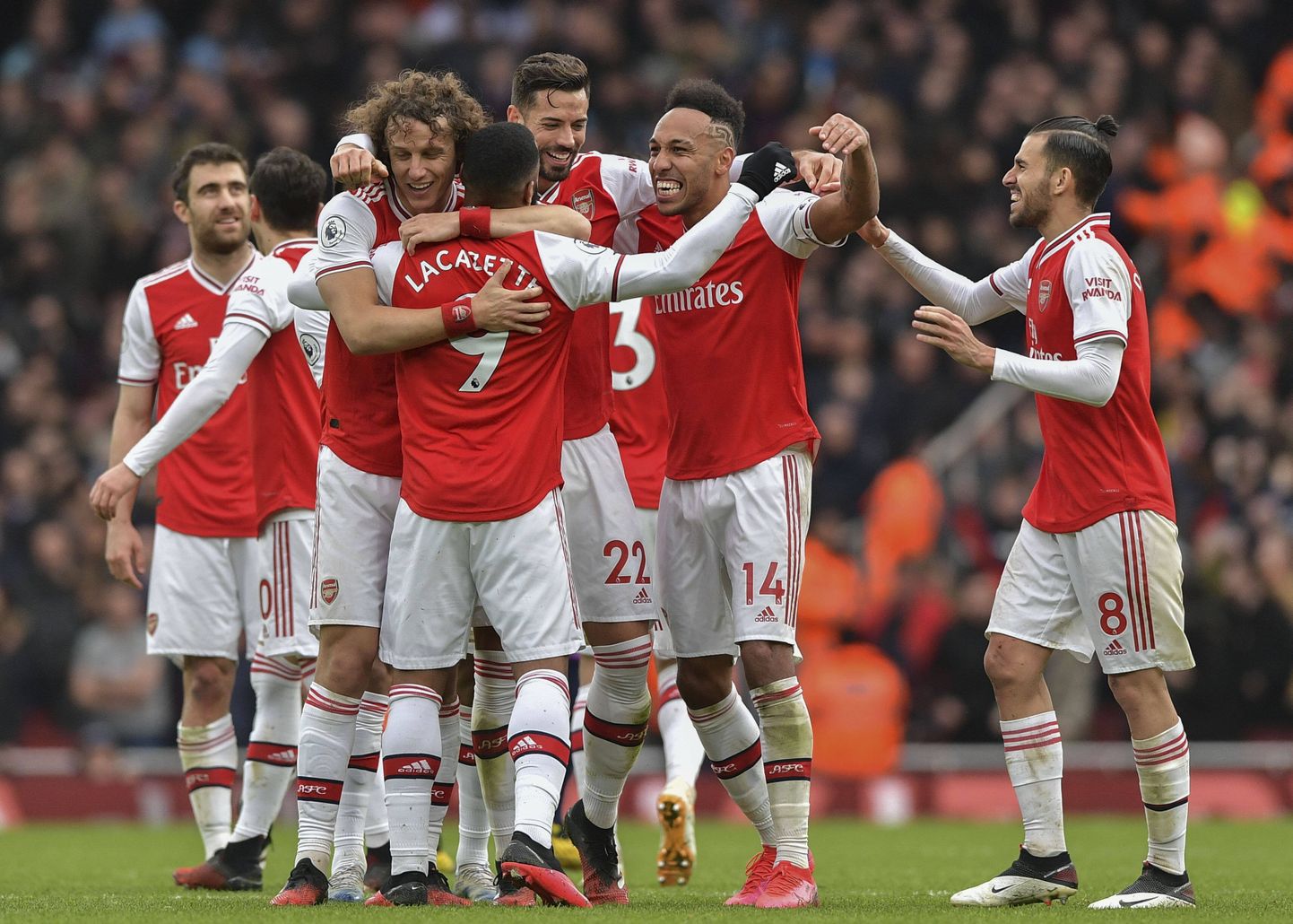 Arsenali mängijad väravat tähistamas.