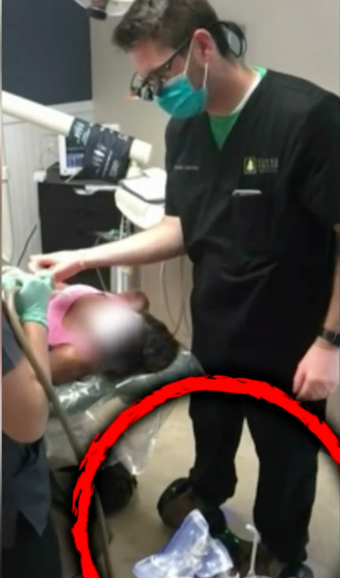 Endine hambaarst Seth Lockhart jäi politseile silma pärast seda, kui selgus, et ta tõmbas patsiendil hamba välja tasakaaluliikuril seistes ja seda kõike filmides.
