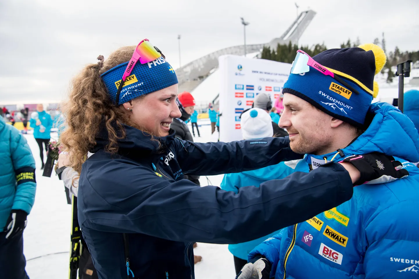 Rootsi laskesuusataja Hanna Öberg tähistas veel mullu edukaid starte oma poiss-sõpra Jesper Nelini kaelustades.