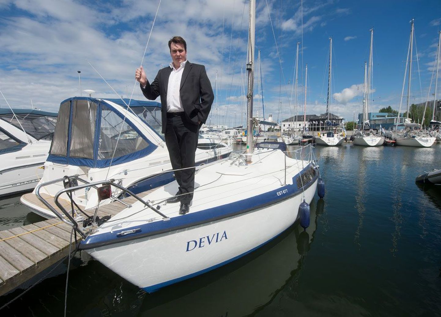 Писатель и предприниматель в сфере рекламы Сассь Хенно на борту собственной яхты в порту Ванасадам.