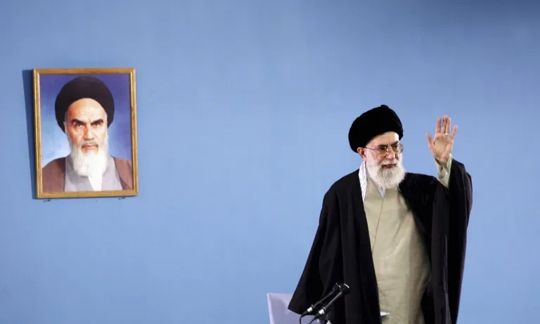 Iraani radikaalide liider ajatolla Homeini, kes soovitas naisi vägistada