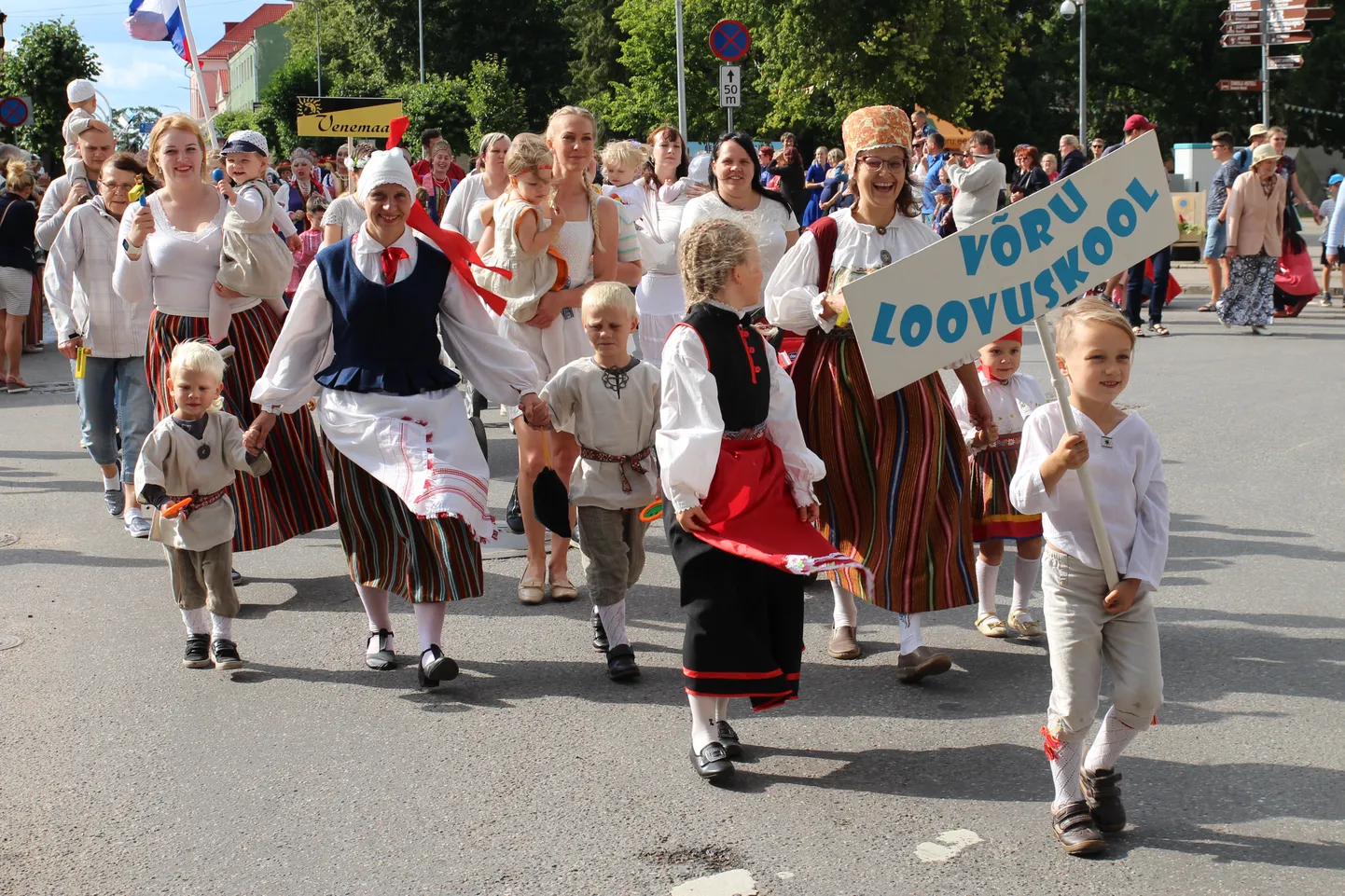 Võru 25. pärimustantsu festivali avaparaad.