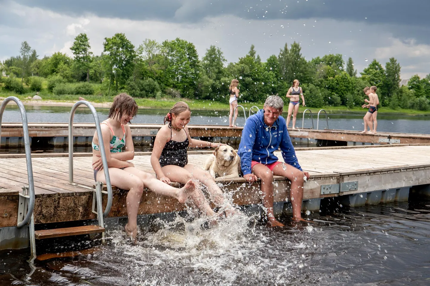 Iga paari tunni tagant randmete külma veega kastmine jahutab kogu keha – tasub proovida.