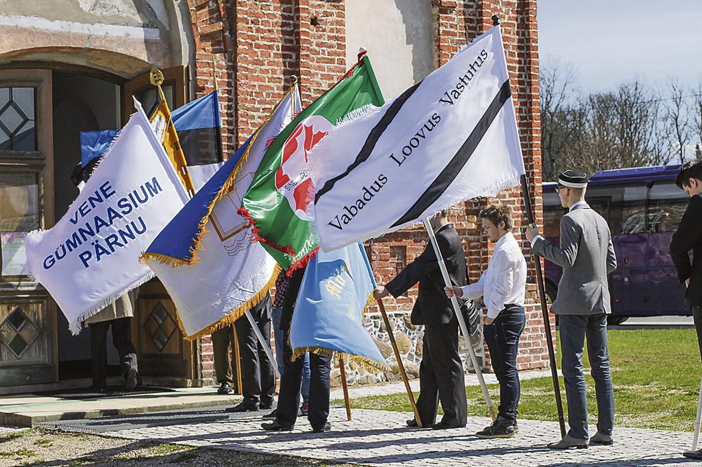 Need neljapäeval Eesti sõjameeste mälestuskirikusse kogunenud riigikaitsekursuse läbinud Pärnumaa noored kannavad endas seda, mida on vaja Eesti riigi ja rahva püsima jäämiseks.