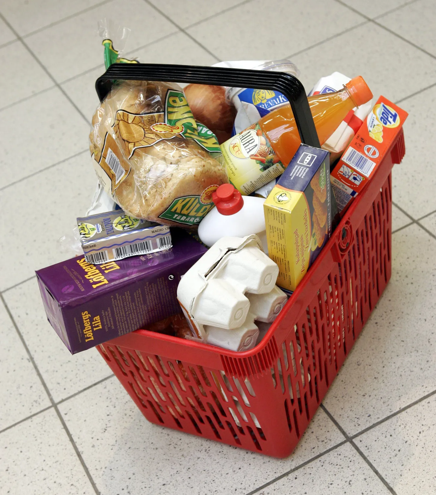 2011. aasta oktoobriga võrreldes mõjutas indeksit keskmisest enam hinnatõus toiduainete ja soojusenergia tootmises ning hinnalangus arvutite ja elektroonikaseadmete tootmises.