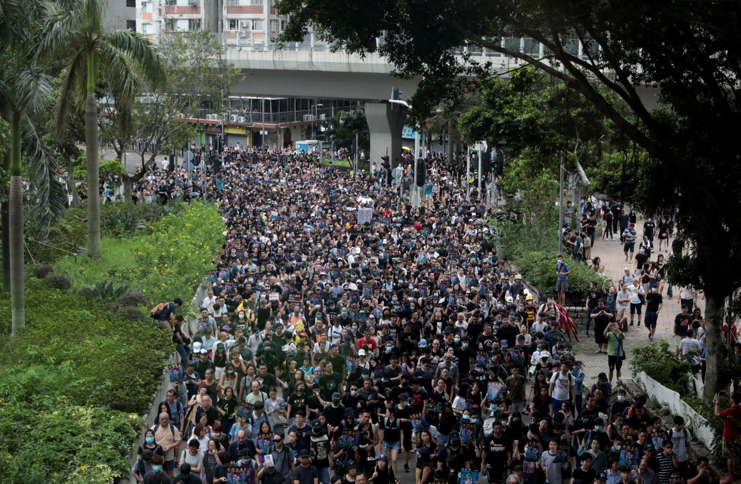 Hongkongi valitsusvastased meeleavaldajad laupäeval rongkäigul Mongkoki linnaosas.