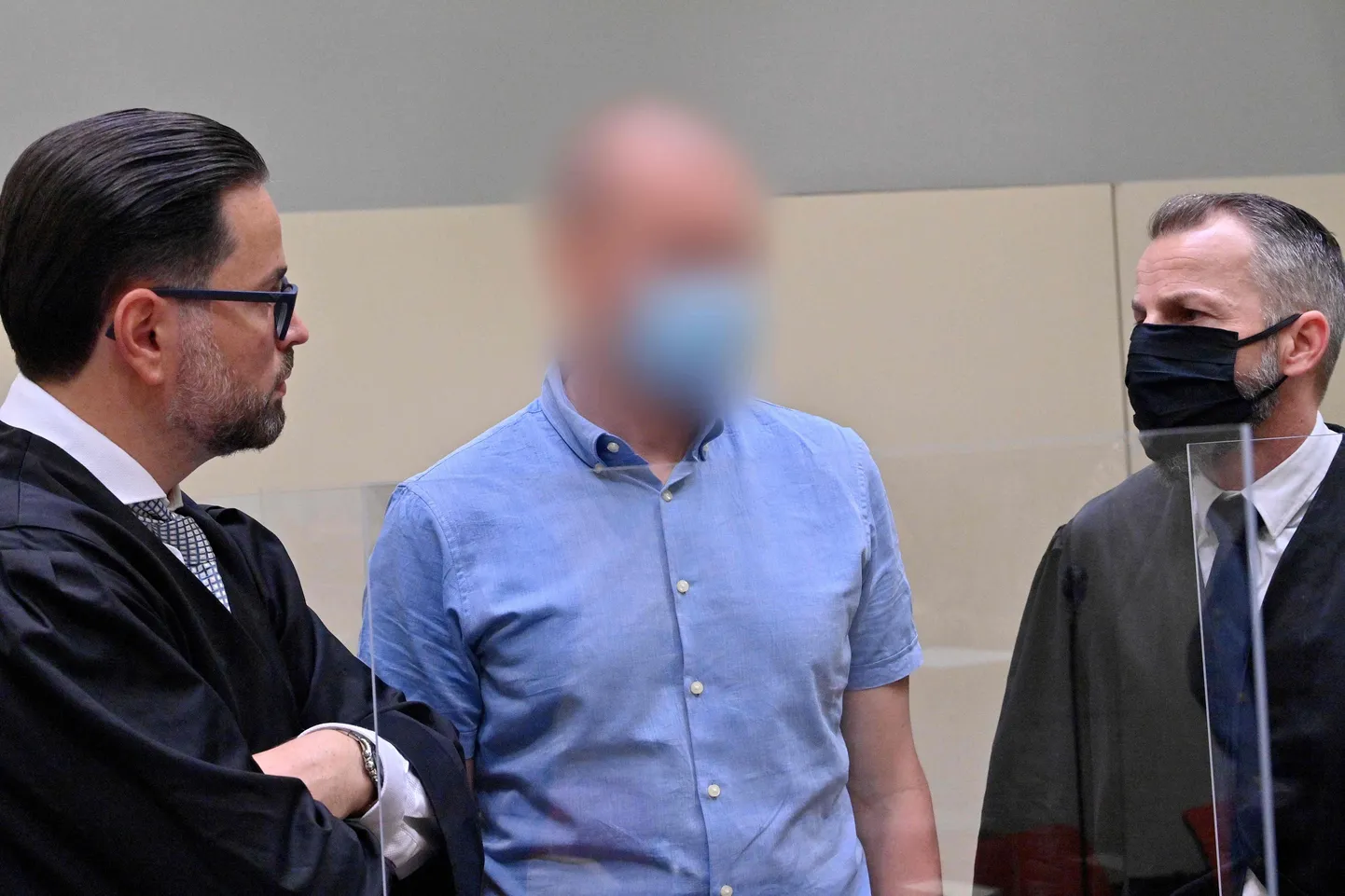 Dopinguarst Mark Schmidt (keskel) tunnistas kohtus oma teod üles.
