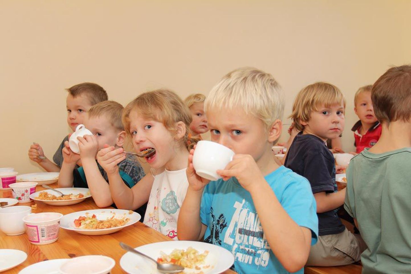 Männimäe tervist edendava lasteaia lapsed leidsid lõunasöögi ajal, et porgandisalat on palju parem kui banaan või õun.
