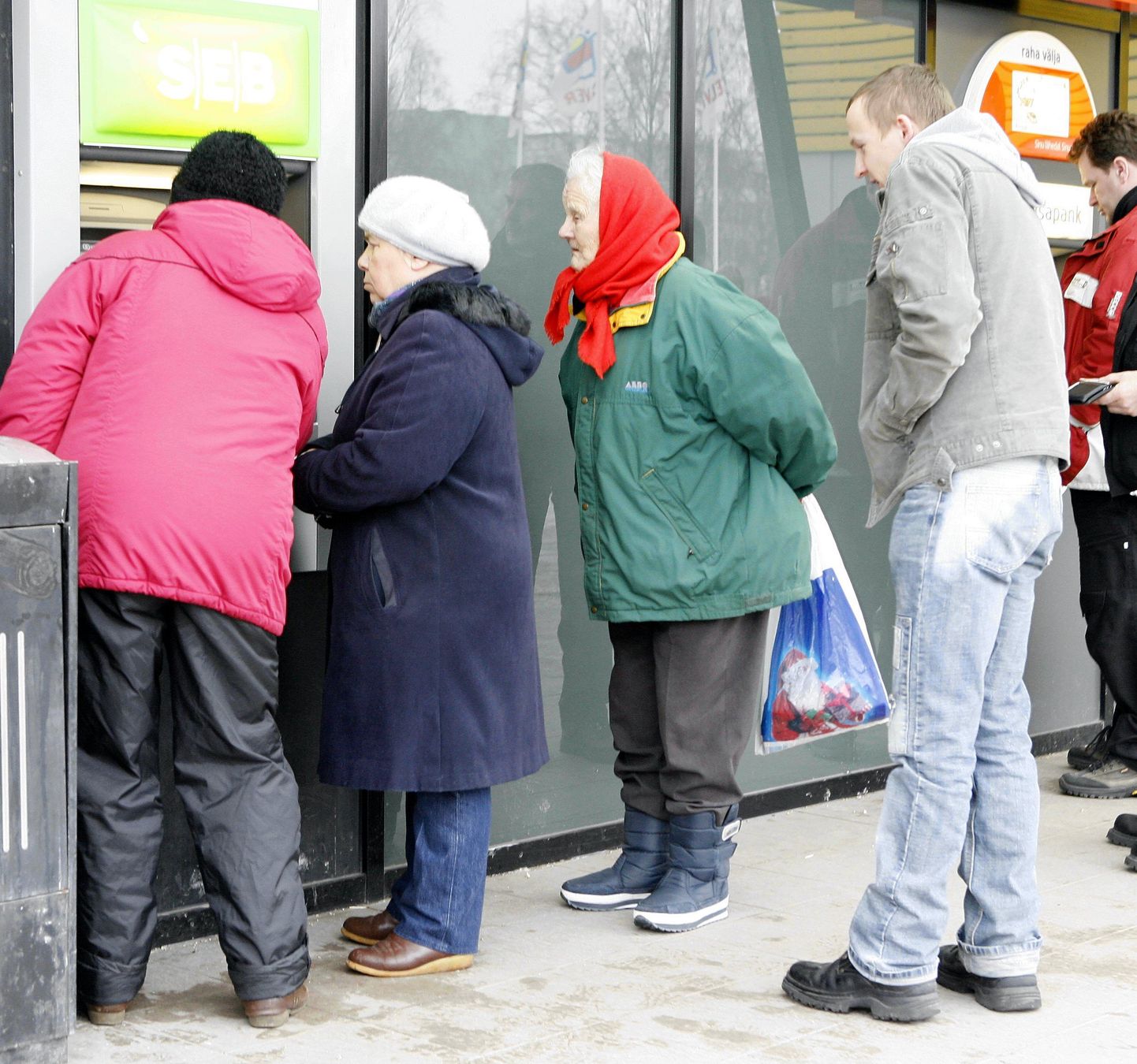 Täna näeb rahaautomaatide juures tavalisest rohkem eakaid inimesi.