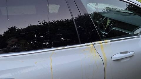 Noored käivad linna vahel autosid munadega loopimas