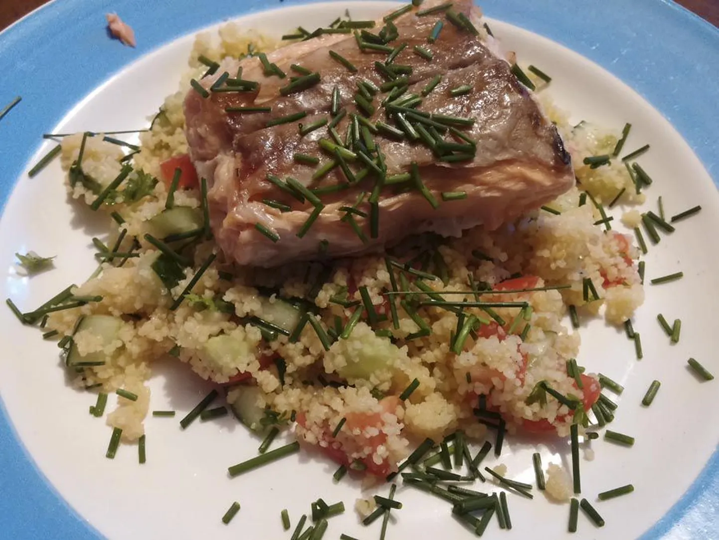 Väsinud kala pehmel kuskussipadjal