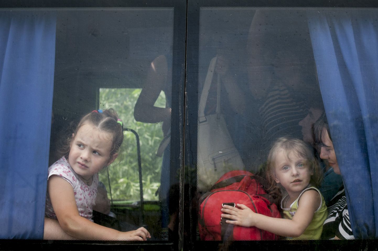Lapsed vaatavad välja Slovjanskist lahkuvast bussist. Tuhanded inimesed on vägivalla tõttu Donetski oblastist põgenenud.